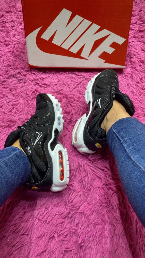 NIKE TN VENOM PRETO/BRANCO